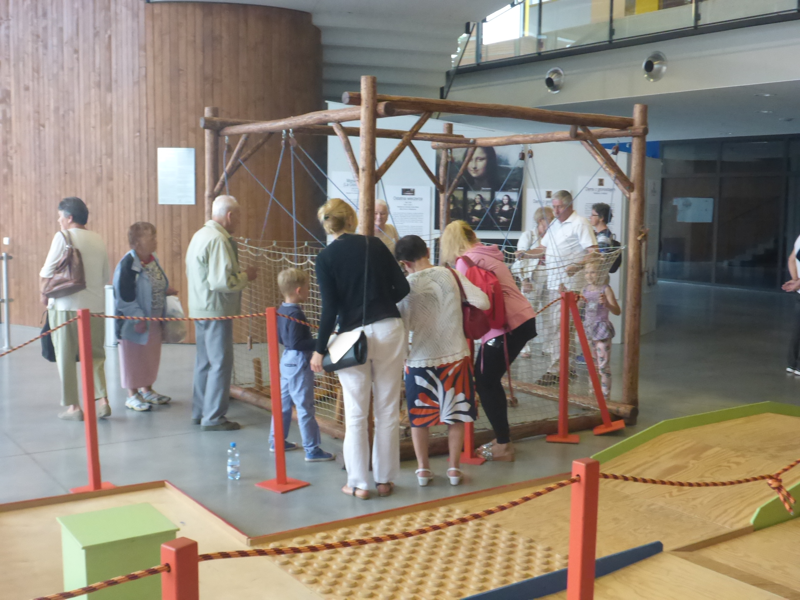 Seniorzy zwiedzający wystawę w Centrum Nauki Leonardo da Vinci