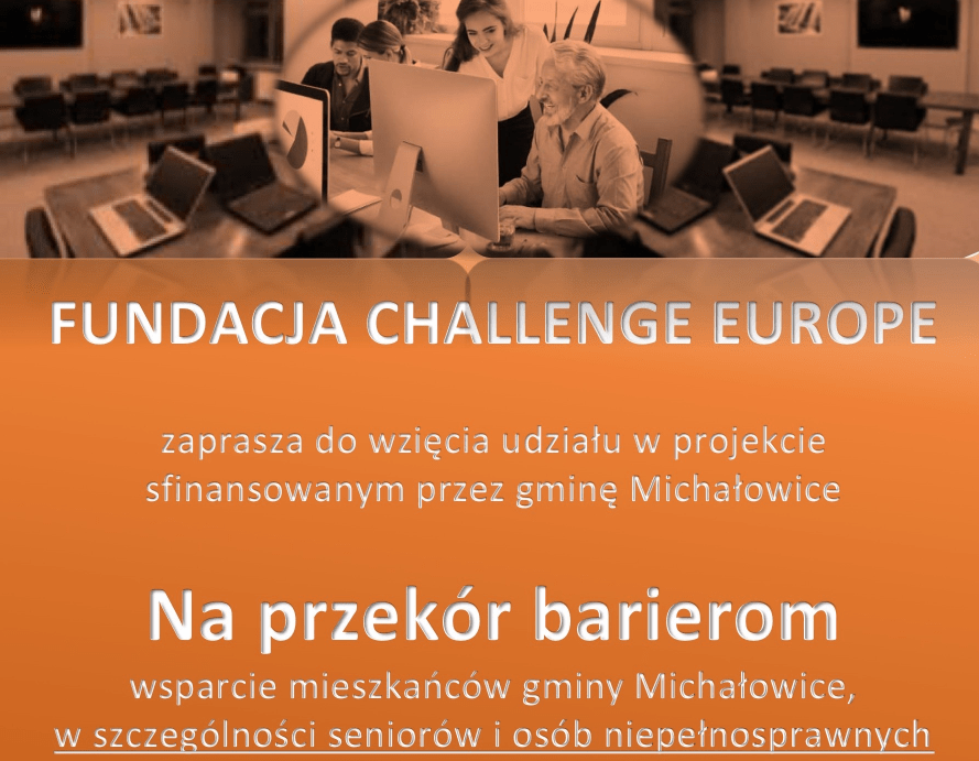 Plakat projektu Na przekór barierom przedstawiający starszą osobę i nauczyciela podczas szkolenia komputerowego