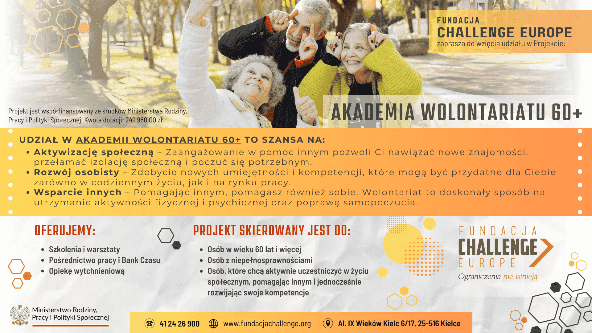 Plakat Projektu "Akademia Wolontariatu 60+" przedstawiający trzy uśmiechnięte, starsze osoby robiące sobie zdjęcia telefonem w parku.