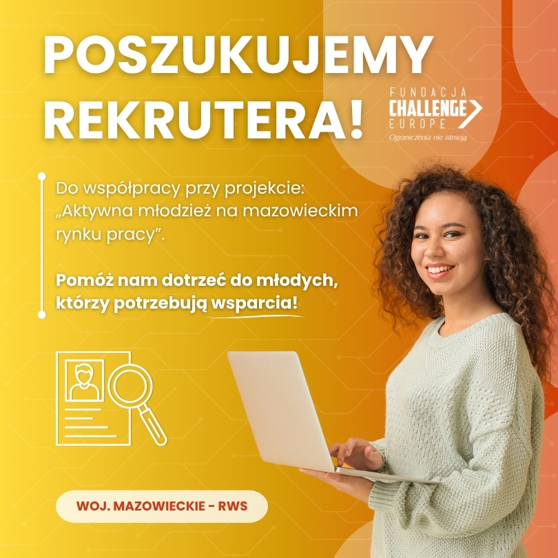 Uśmiechnięta kobieta trzymająca laptopa i napis "Poszukujemy Rekruterów!"